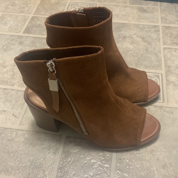 Size 7 Sam Edelman “Circus” booties. - Picture 1 of 10